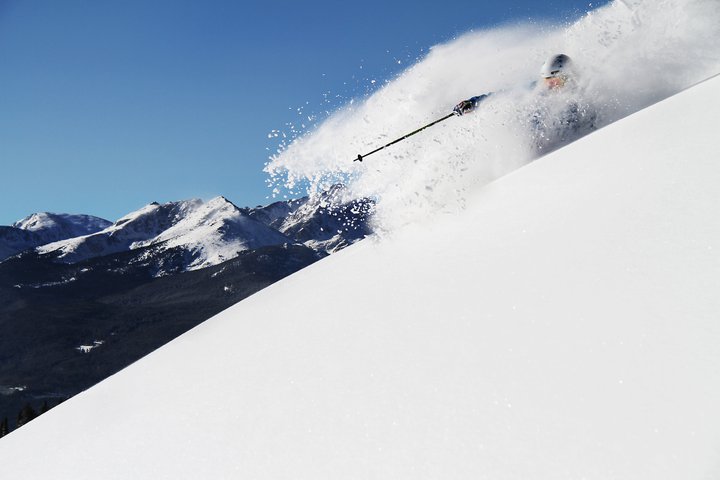 Na fotke je Palmer Hoyt. Milujem expoldujúci prašan iba s krivkami lyžiara. Modrá obloha, nerozjazdený prašan a hory v pozadí – to je základ tejto fotky. 